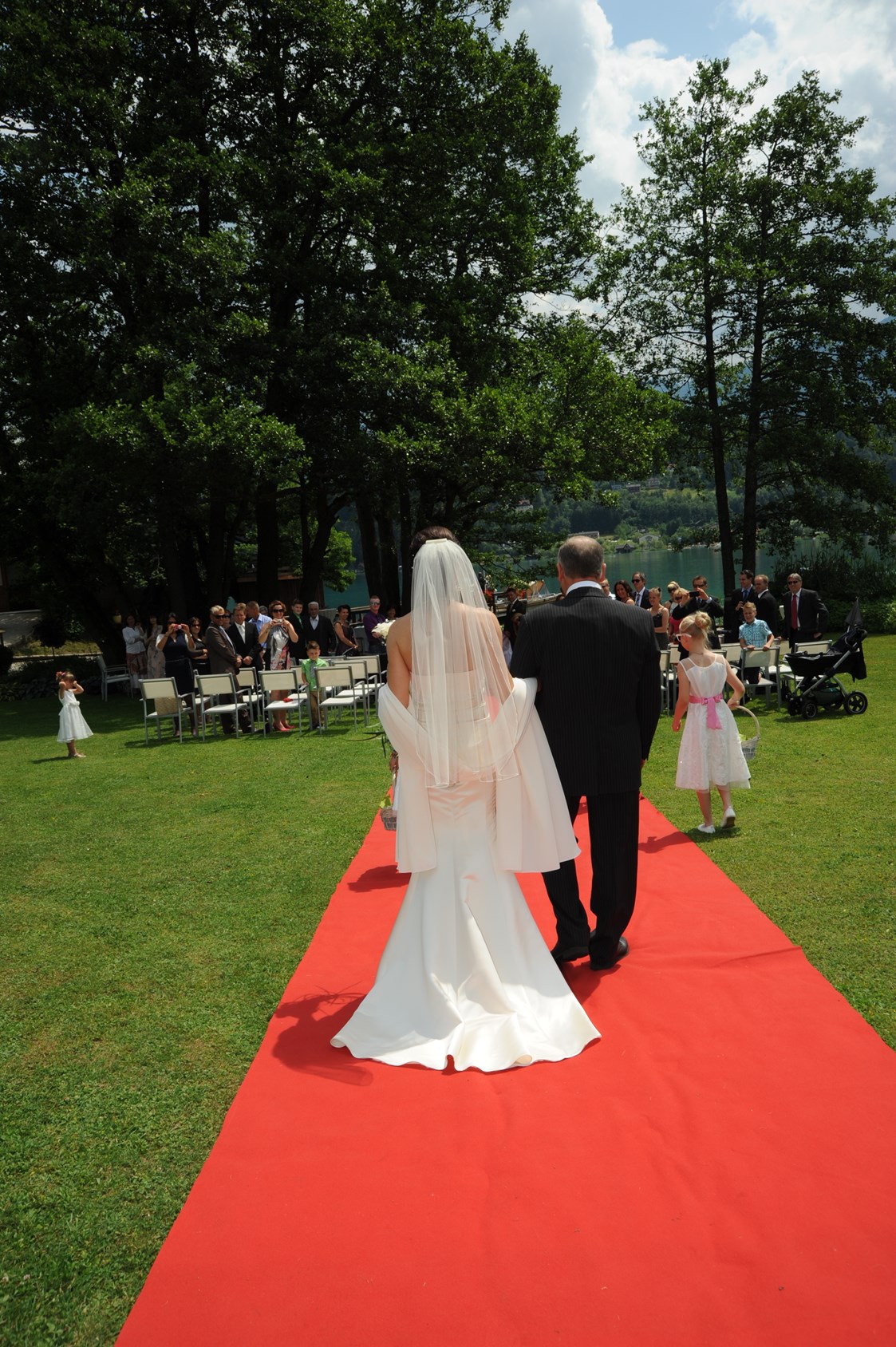 Hochzeit: Die Braut schreitet zur Zeremonie - Inselhotel Faakersee - Inselhotel Faakersee