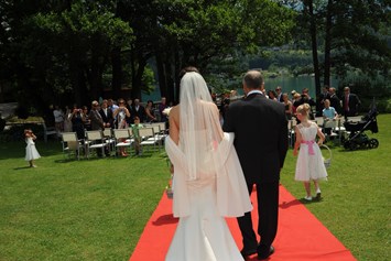 Hochzeit: Die Braut schreitet zur Zeremonie - Inselhotel Faakersee - Inselhotel Faakersee