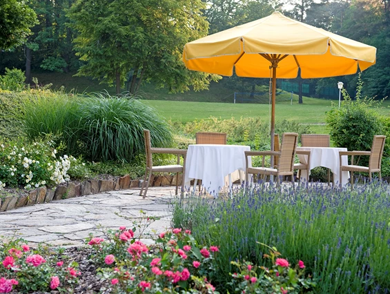 Hochzeit: Ruhige Idylle im Rosengarten - Inselhotel Faakersee - Inselhotel Faakersee