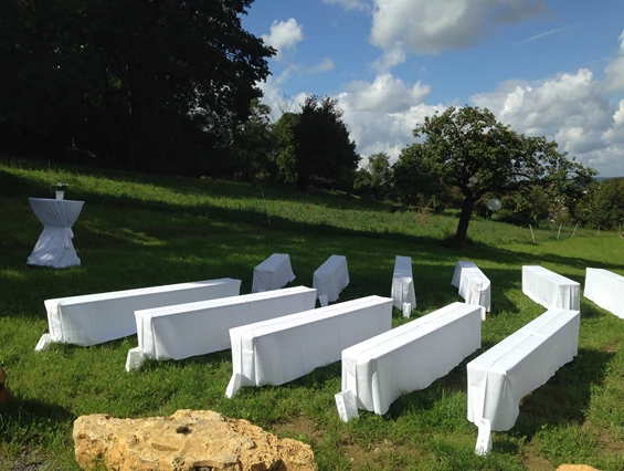 Hochzeitslocation: Für eine Trauung im Freien bieten wir ausreichend Platz im Garten. - Bischoff's Landrestaurant