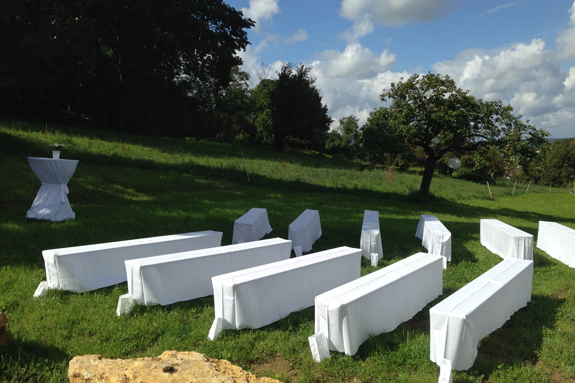 Hochzeitslocation: Für eine Trauung im Freien bieten wir ausreichend Platz im Garten. - Bischoff's Landrestaurant