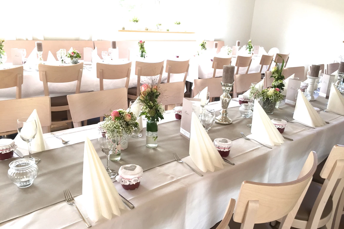 Hochzeitslocation: Der große Festsaal des Bischoff's Landrestaurant bietet Platz für 75 bis 120 Hochzeitsgäste. - Bischoff's Landrestaurant