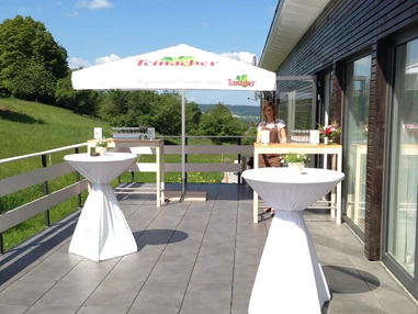 Hochzeitslocation: Unsere Sonnenterrasse bietet Platz für einen Sektempfang oder zum gemütlichen Päuschen zwischendurch. - Bischoff's Landrestaurant