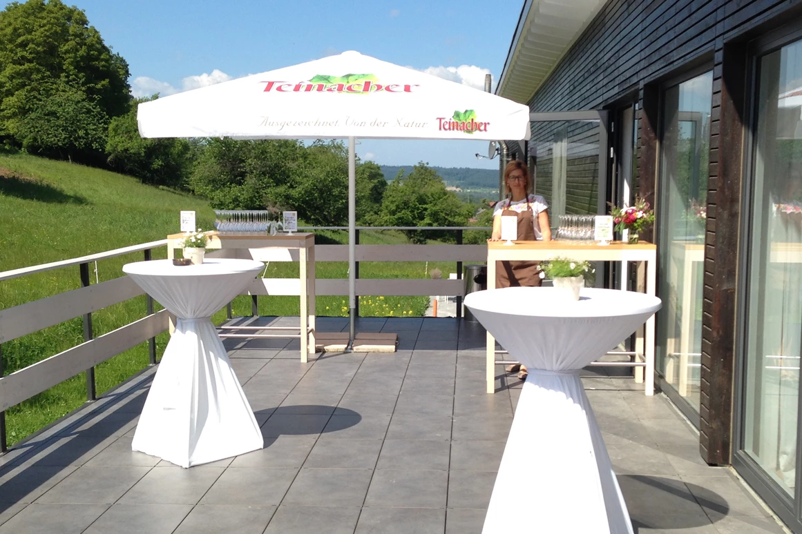 Hochzeitslocation: Unsere Sonnenterrasse bietet Platz für einen Sektempfang oder zum gemütlichen Päuschen zwischendurch. - Bischoff's Landrestaurant