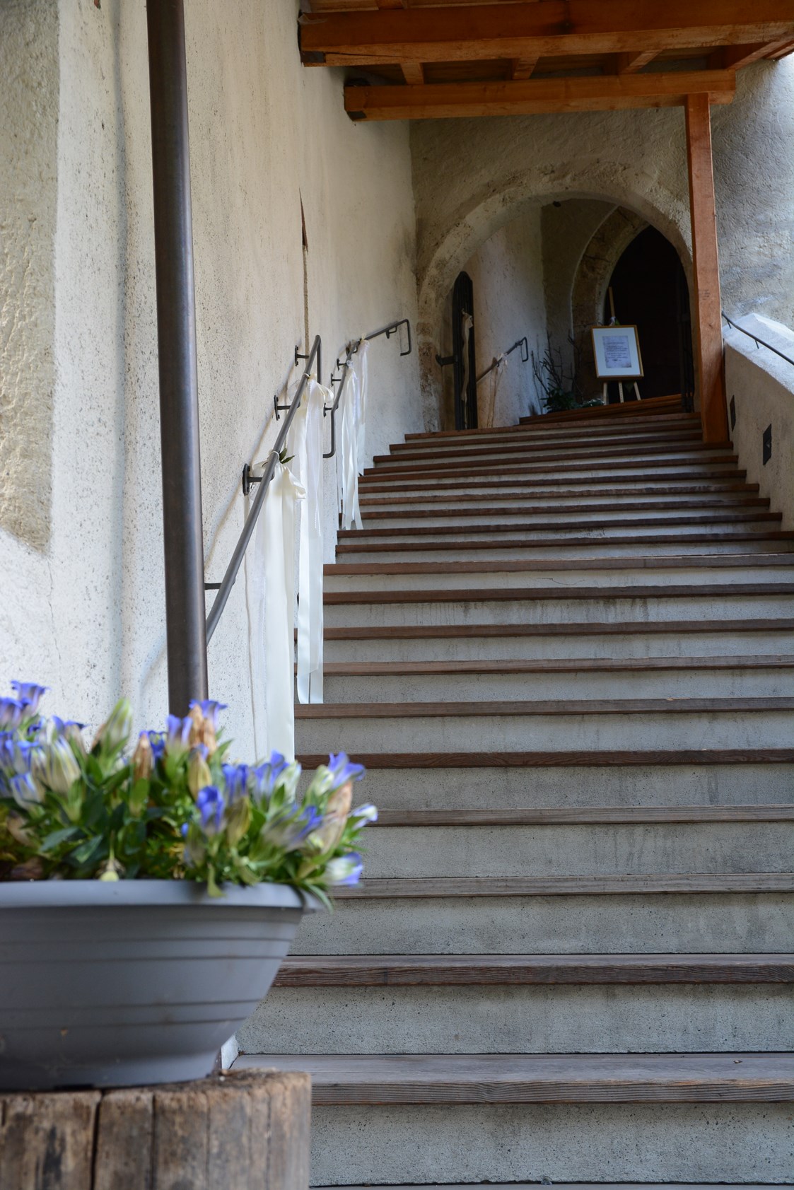 Hochzeit: Eingang in das Schloss über die Treppe - Schloss Landeck