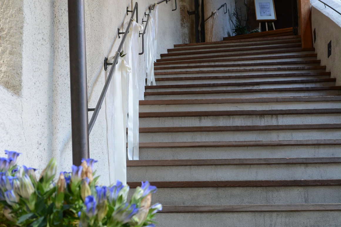 Hochzeitslocation: Eingang in das Schloss über die Treppe - Schloss Landeck