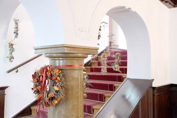Hochzeit: Treppenaufgang Aula - Villa VITAMUS