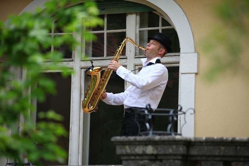 Hochzeit: Terrasse Obergeschoss mit Musiker Ingo Herzmaier - Villa VITAMUS