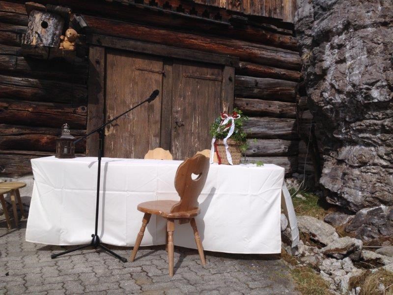 Hochzeit: Heiraten auf der Unterhofalm in Filzmoos. Auf Wunsch auch vor dem Felsen,
neben dem Stall - Unterhofalm