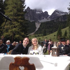 Hochzeit: Heiraten auf der Unterhofalm in Filzmoos.
Bischofsmütze bei der Trauung im Rücken - Unterhofalm