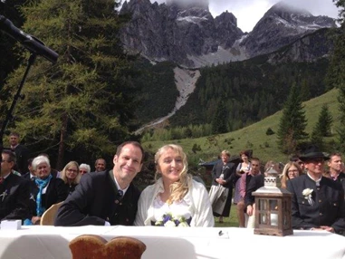 Hochzeit: Heiraten auf der Unterhofalm in Filzmoos.
Bischofsmütze bei der Trauung im Rücken - Unterhofalm