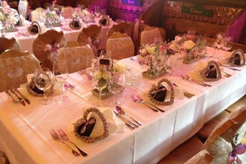 Hochzeit: Heiraten auf der Unterhofalm in Filzmoos. Tischkarte mit Herz - Unterhofalm