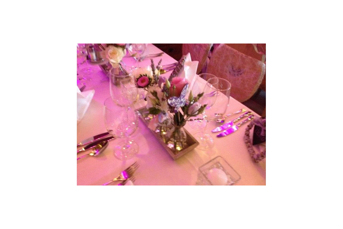 Hochzeit: Heiraten auf der Unterhofalm in Filzmoos. Auch auf der Alm kann es sehr festlich sein - Unterhofalm