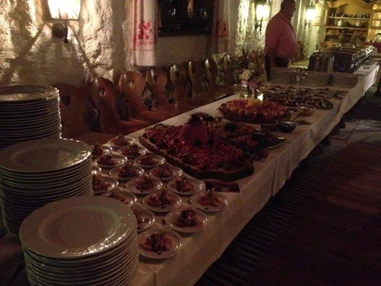 Hochzeit: Heiraten auf der Unterhofalm in Filzmoos. Almstube als Buffet - Unterhofalm