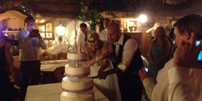 Wedding - Spielplatz - Pötschen (Bad Goisern am Hallstättersee) - Heiraten auf der Unterhofalm in Filzmoos. Jetzt kommt die Torte dran - Unterhofalm