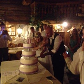 Hochzeit: Heiraten auf der Unterhofalm in Filzmoos. Jetzt kommt die Torte dran - Unterhofalm