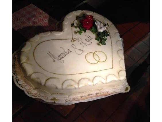 Hochzeit: Heiraten auf der Unterhofalm in Filzmoos. Hochzeitstorte mit Frischblumen deko - Unterhofalm