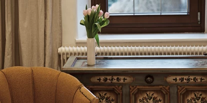 Wedding - nächstes Hotel - Angath - Familie Steindl weiß das historisch gewachsene Haus durch handverlesenes Design und zeitgenössische Ästhetik nicht nur zu bereichern, sondern weiter wachsen zu lassen. „Das Gute ist der Sockel, die Neugierde das Werden.“ sagt Sabrina Steindl, die jüngste der vier gemeinsamen Töchter und Juniorchefin des Unterwirt. So verfügt das Haus über 22 Hotelzimmer, die ohne Tiroler Kitsch in schlichtem Design und hochwertigen Materialen gestaltet wurden. - Der Unterwirt - Das kleine Gourmethotel