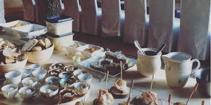 Wedding - nächstes Hotel - Angath - Seit nunmehr 27 Jahren wird die Küche durchgehend mit der Gault Millau Haube prämiert. Schon lange wird hier mit ehrlicher Gastfreundschaft und erstklassigen Produkten gekocht. Heute Standard, damals anders: man entscheidet sich bewusst für das kontrollierte und reine Rohprodukt, vornehmlich von heimischen Produzent.innen. Christian Ranacher ist erst 30 Jahre alt, als er 2015 Küchenchef wird. So gelingt auch in der Küche die feinsinnige Verstrebung von traditionellen Gerichten und zeitgenössischer Esskultur. - Der Unterwirt - Das kleine Gourmethotel