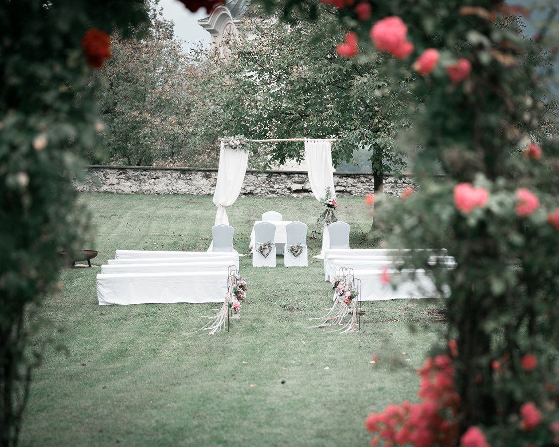 Hochzeit: 2020 Standesamtliche Trauung im Schlossgarten - floral design Cookie's Blumenbinderei - Schloss Greifenburg