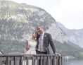 Hochzeit: couple at terrasse penthouse - Hallstatt Hideaway