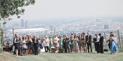 Matrimonio - Gumpoldskirchen - Trauung im Freien über den Dächern Wiens.
Foto © stillandmotionpictures.com - Weingut Wien Cobenzl