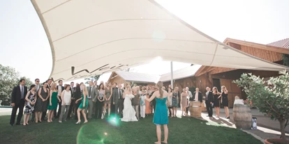 Matrimonio - Gumpoldskirchen - Für ausreichend Schatten ist am Weingut Cobenzl gesorgt.
Foto © stillandmotionpictures.com - Weingut Wien Cobenzl