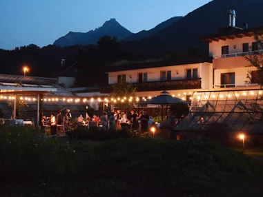 Hochzeitslocation: Unser Innenhof bei Nacht. - Blumen Kopf - 1er Hus