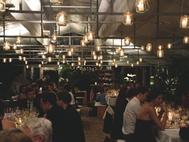 Hochzeitslocation: Lichterhimmel mit Kerzen - Blumen Kopf - 1er Hus