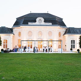 Hochzeit: Blick vom Schlosspark auf das Conference Center Laxenburg. - Conference Center Laxenburg