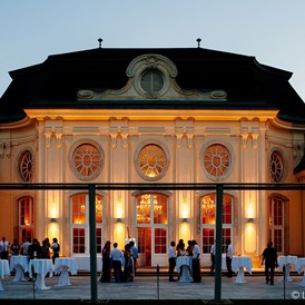 Hochzeit: Blick vom Schlosspark auf das Conference Center Laxenburg. - Conference Center Laxenburg