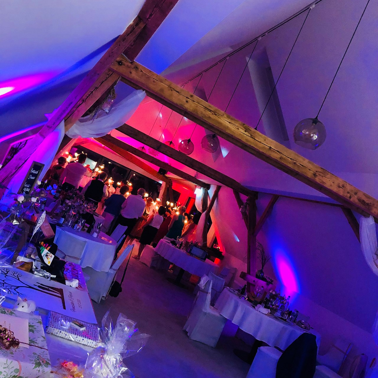 Hochzeiten am Obst.Wein.Gut. Haas Informations sur les salles de bal La grange à foin