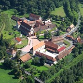 Hochzeitslocation - Das Klosterareal von oben. 6 Hektar für Ihre Traumhochzeit - Hotel Kloster & Schloss Bronnbach