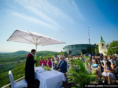 Hochzeit: Eine Hochzeit im Freien mit Blick auf die Bundeshauptstadt.
Foto © greenlemon.at - Terrasse Kahlenberg