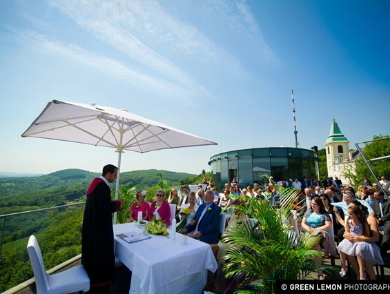 Hochzeit: Eine Hochzeit im Freien mit Blick auf die Bundeshauptstadt.
Foto © greenlemon.at - Terrasse Kahlenberg