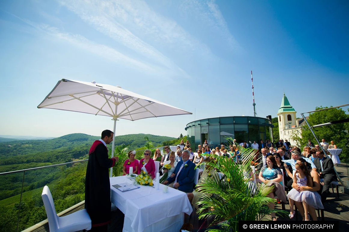 Hochzeit: Eine Hochzeit im Freien mit Blick auf die Bundeshauptstadt.
Foto © greenlemon.at - Terrasse Kahlenberg