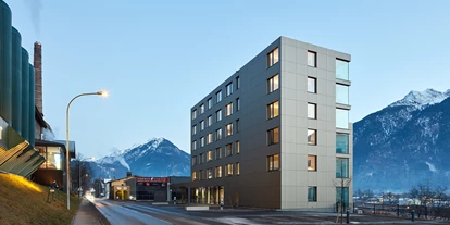 Bruiloft - Vorarlberg -  Außenansicht Hotel Alpstadt, direkt dahinter sind der angeschlossene Fohren Saal, das Wirtshaus Kohldampf mit sehr beliebtem Gastgarten, das Strike Bowling, die Lazerfun Arena und die Sudkessel Bar. www.alpstadt.com | www.fohren-center.at - Fohren Saal Bludenz