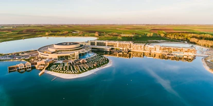 Bruiloft - Breitenbrunn (Breitenbrunn am Neusiedler See) - St. Martins Therme & Lodge aus der Vogelperspektive - ST. MARTINS Therme & Lodge