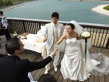 Hochzeit: Standesamtliche Trauung am Observation Deck - ST. MARTINS Therme & Lodge