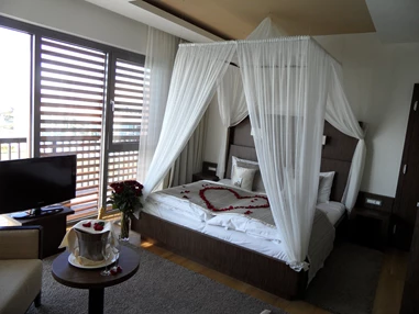 Hochzeit: Junior Suite mit Blumenarrangement - ST. MARTINS Therme & Lodge