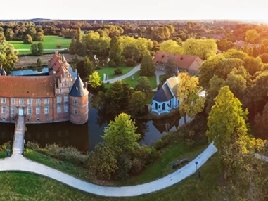 Hochzeitslocation: Blick auf den Haupteingang des Schlosses - rechts unsere kleine Kapelle - Schlossgastronomie Herten