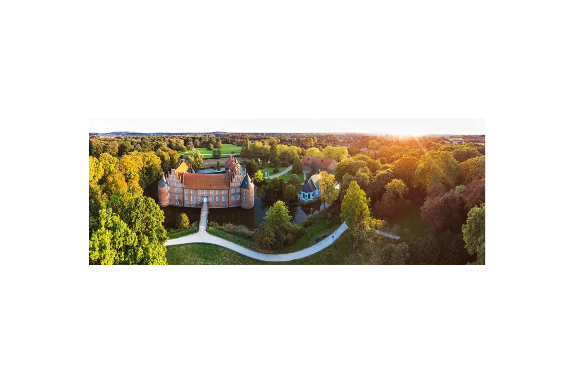 Hochzeitslocation: Blick auf den Haupteingang des Schlosses - rechts unsere kleine Kapelle - Schlossgastronomie Herten