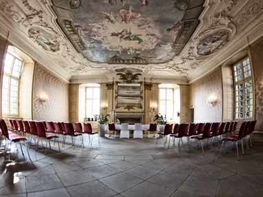 Hochzeitslocation: Barocksaal: 
Wohl einer -wenn nicht sogar- der schönste Raum im ganzen Schloss. Die herrliche Stuckdecke mit den tollen innenliegenden Gemälden, hochwertige Stofftapeten und ein imposanter Marmorkamin lassen den Prunk vergangener Zeiten erahnen. Der Barocksaal ist der beliebteste Raum für eine standesamtliche Trauung und bietet Platz für bis zu 90 Gäste. Gerne wird dieser Raum aber auch für Seminare, Empfänge oder andere Festlichkeiten genutzt. Bei unseren Hochzeitgesellschaften dient dieser Raum nicht nur als Buffetbereich, sondern gerne werden hier auch die Cocktailbar, eine Candybar, ein Kindertisch oder sonstige „Specials“ passend zur jeweiligen Hochzeit aufgebaut. - Schlossgastronomie Herten