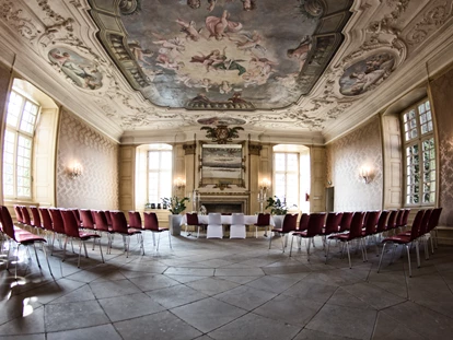 Hochzeit - Umgebung: mit Seeblick - Barocksaal: 
Wohl einer -wenn nicht sogar- der schönste Raum im ganzen Schloss. Die herrliche Stuckdecke mit den tollen innenliegenden Gemälden, hochwertige Stofftapeten und ein imposanter Marmorkamin lassen den Prunk vergangener Zeiten erahnen. Der Barocksaal ist der beliebteste Raum für eine standesamtliche Trauung und bietet Platz für bis zu 90 Gäste. Gerne wird dieser Raum aber auch für Seminare, Empfänge oder andere Festlichkeiten genutzt. Bei unseren Hochzeitgesellschaften dient dieser Raum nicht nur als Buffetbereich, sondern gerne werden hier auch die Cocktailbar, eine Candybar, ein Kindertisch oder sonstige „Specials“ passend zur jeweiligen Hochzeit aufgebaut. - Schlossgastronomie Herten