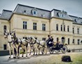 Hochzeit: Kutsche mit Brautpaar vor dem Schloss - Eventschloss Schönfeld