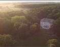 Hochzeit: Luftaufnahme Schloss Schönfeld bei Sonnenuntergang - Eventschloss Schönfeld