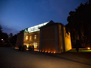 Hochzeit: Das Bergschlößl Linz bei Nacht.
Foto (c) sandragehmair.com - Bergschlößl