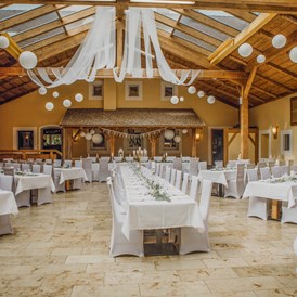 Hochzeit: Glasüberdachter Innenhof - Eventgasthof Feichthub