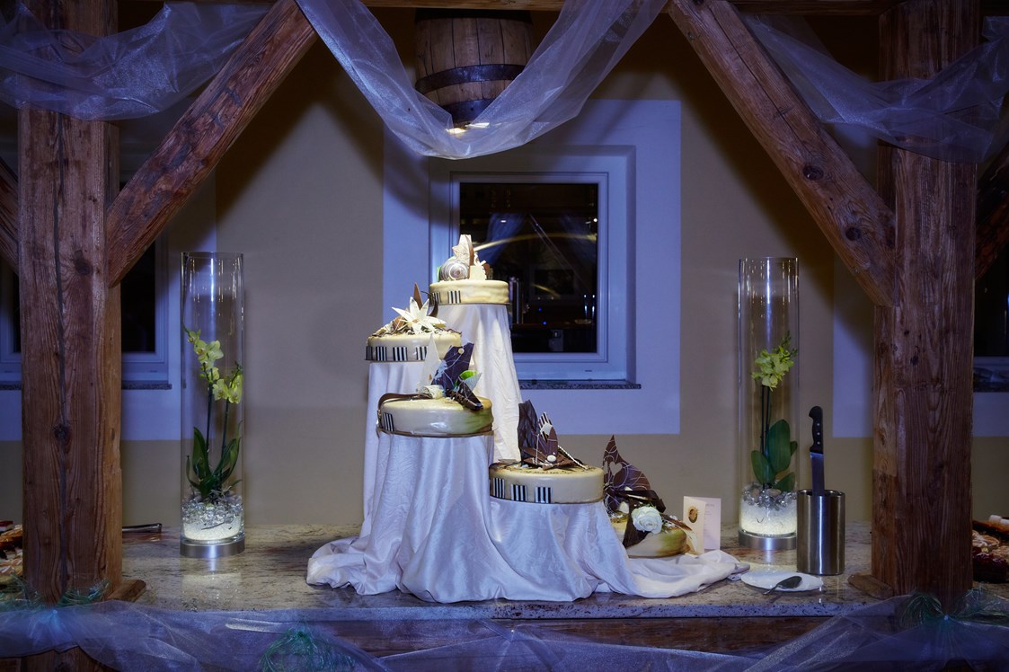 Hochzeit: Hochzeitstorte auf der Steinbar - Eventgasthof Feichthub