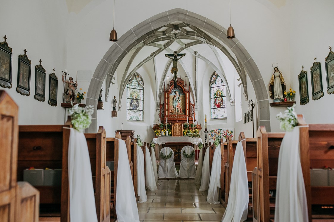 Hochzeit: direkt angrenzende, charmante Dorfkirche in Berg - GANGLBAUERGUT